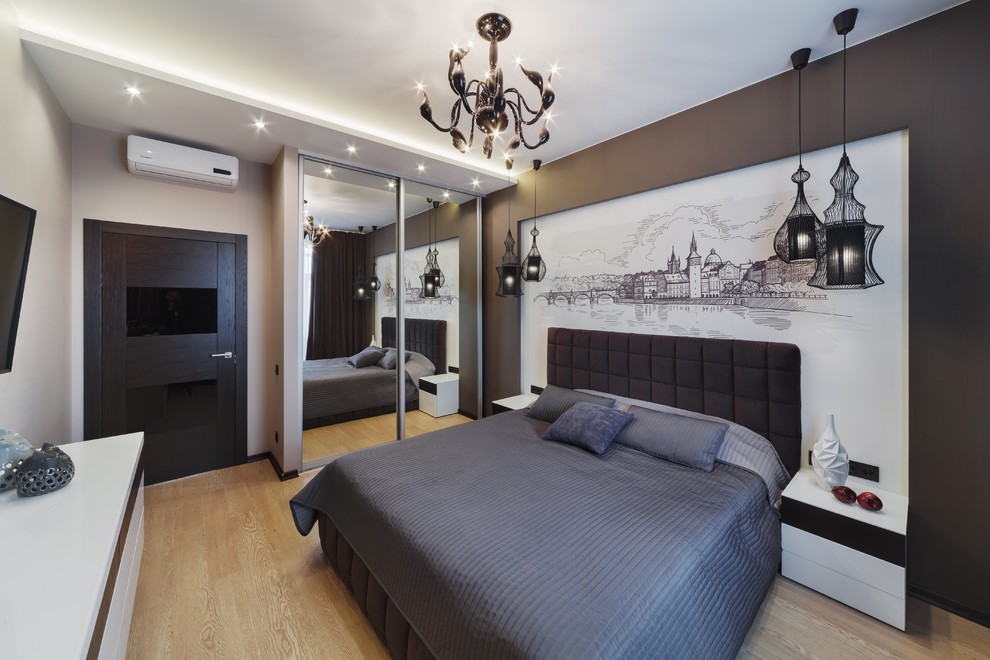 На фото: хозяйская спальня среднего размера в современном стиле с коричневыми стенами, паркетным полом среднего тона и бежевым полом с