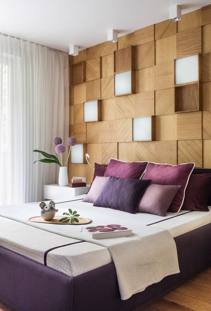 На фото: хозяйская спальня в современном стиле с коричневыми стенами, паркетным полом среднего тона и коричневым полом с