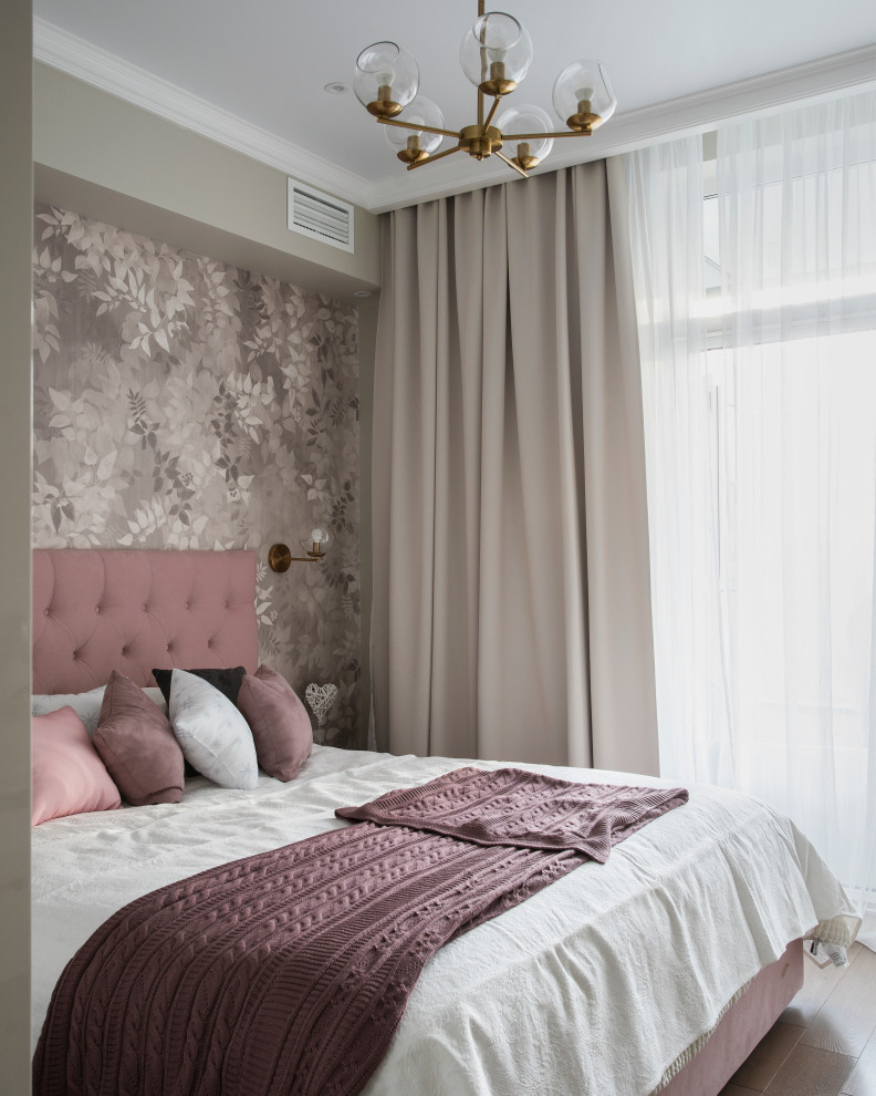 Diseño de dormitorio actual con paredes grises, suelo de madera en tonos medios y suelo marrón