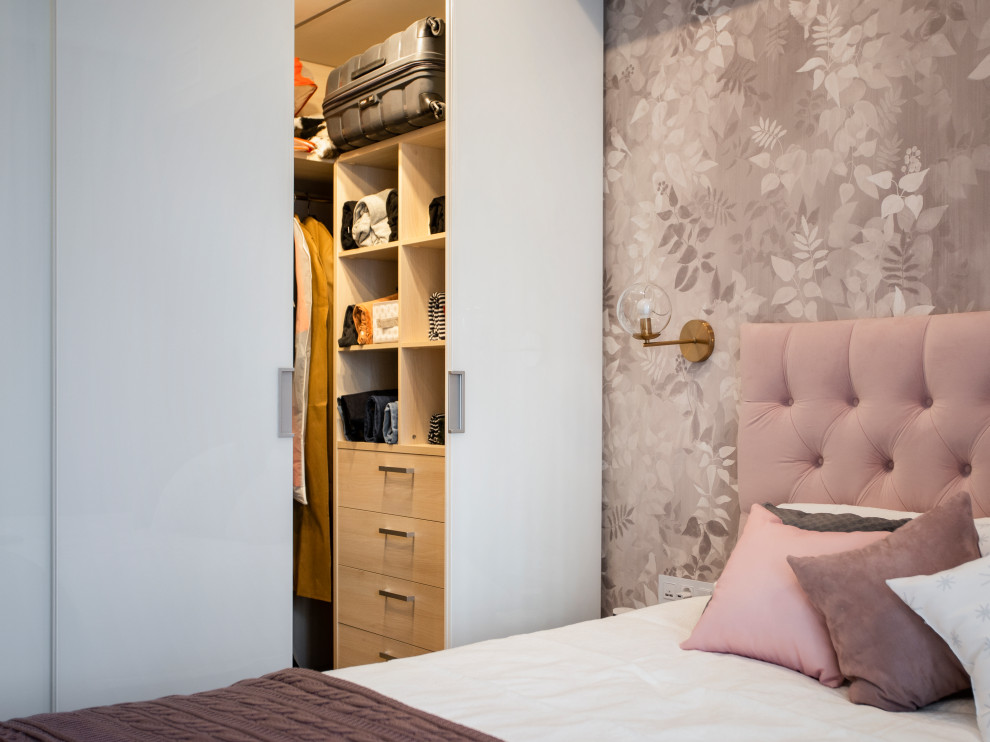 Пример оригинального дизайна: хозяйская спальня в современном стиле с бежевыми стенами