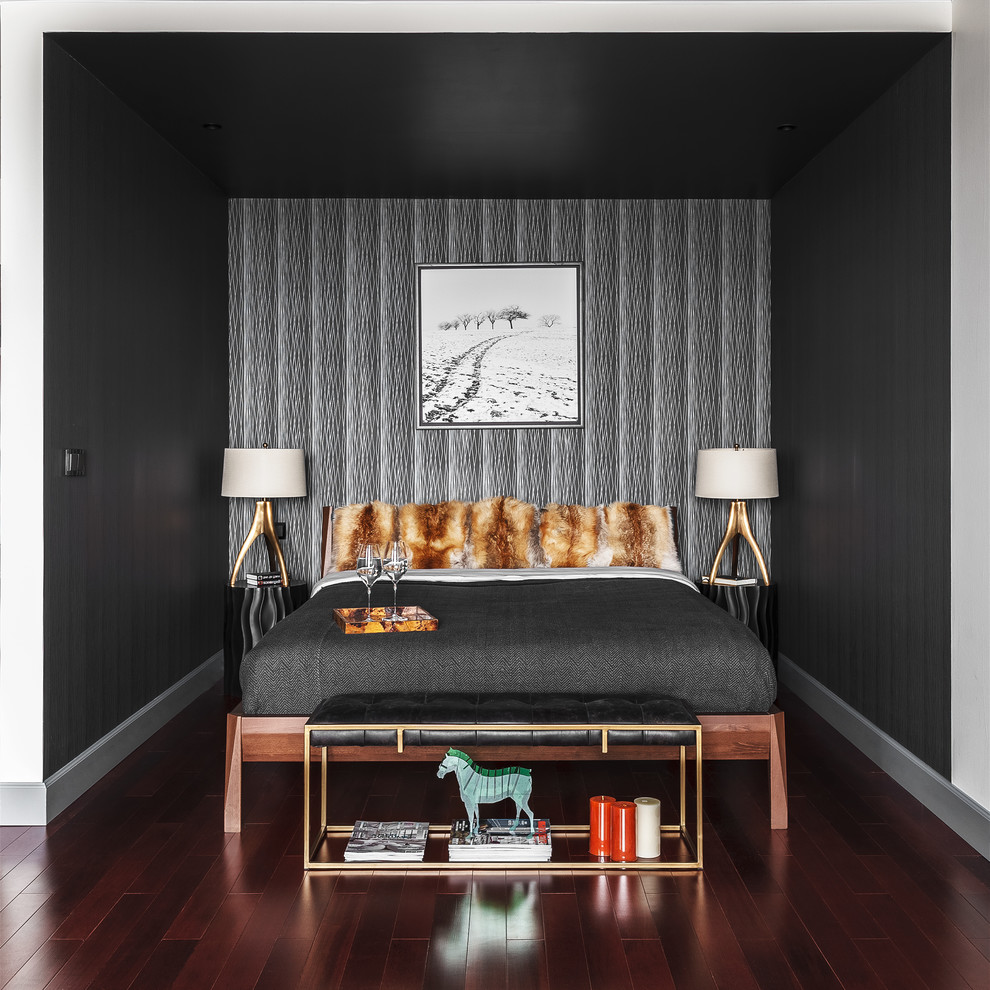 Idée de décoration pour une chambre parentale design de taille moyenne avec un mur noir, parquet foncé, un sol marron et du papier peint.