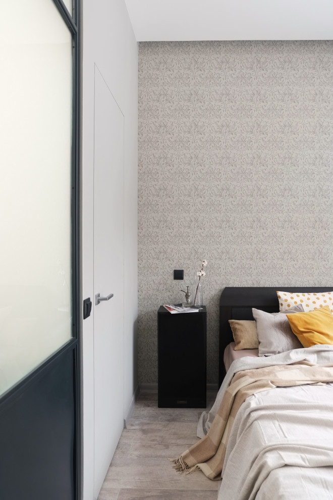 Стильный дизайн: маленькая хозяйская спальня с серыми стенами, полом из ламината и серым полом для на участке и в саду - последний тренд
