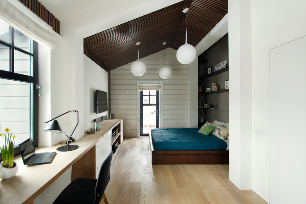 Foto de dormitorio principal y televisión contemporáneo sin chimenea con paredes blancas y suelo de madera clara