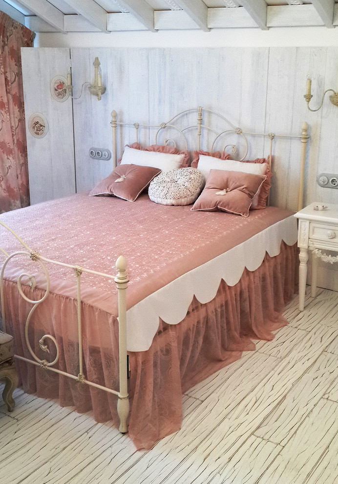 モスクワにあるシャビーシック調のおしゃれな寝室のレイアウト
