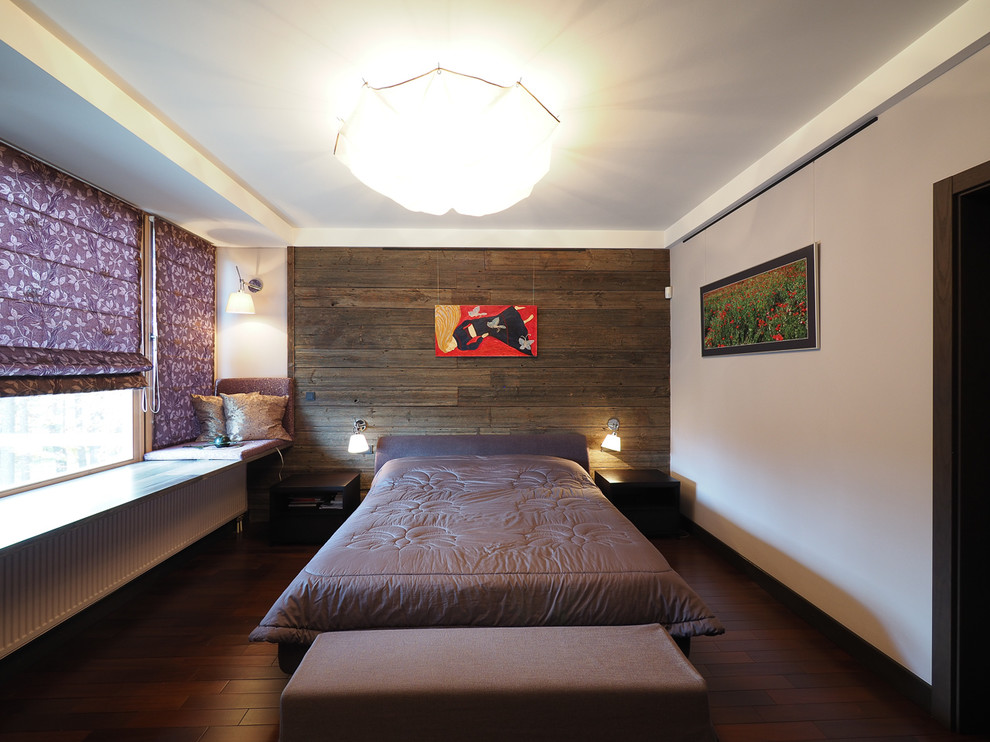 Ejemplo de dormitorio principal contemporáneo de tamaño medio con paredes grises, suelo de madera oscura y suelo marrón