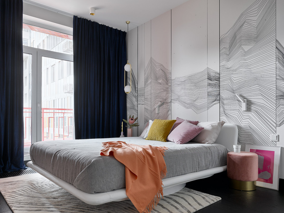 Modelo de dormitorio principal contemporáneo de tamaño medio sin chimenea con paredes multicolor y suelo negro