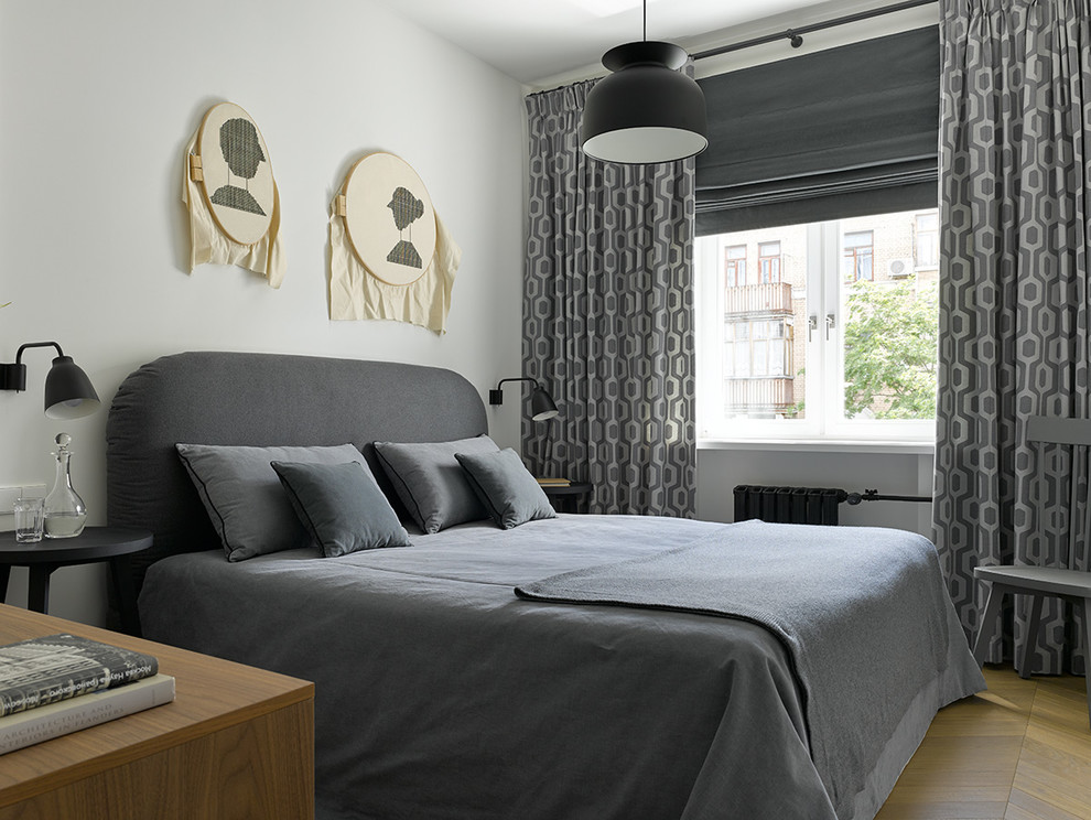 Свежая идея для дизайна: хозяйская спальня среднего размера в стиле неоклассика (современная классика) с белыми стенами, паркетным полом среднего тона и коричневым полом - отличное фото интерьера