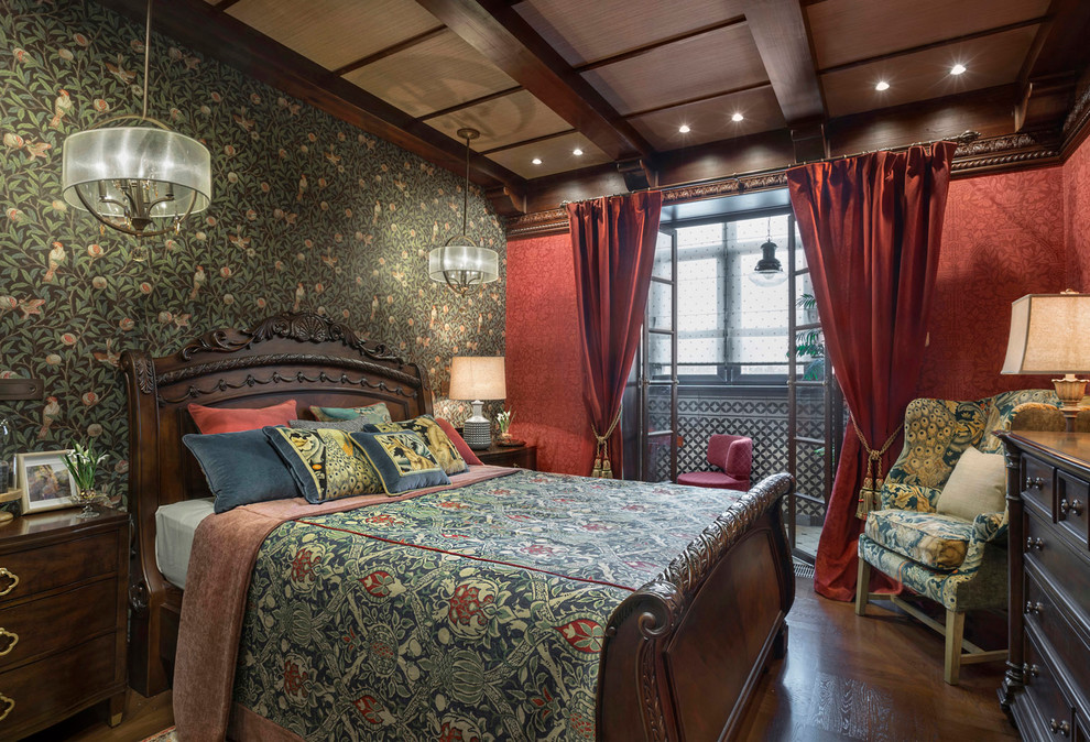 Ejemplo de dormitorio principal tradicional de tamaño medio con paredes rojas, suelo de madera oscura y suelo marrón