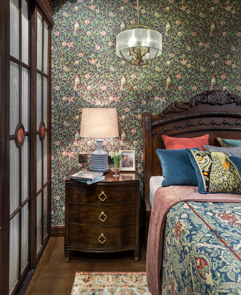 Стильный дизайн: хозяйская спальня среднего размера в викторианском стиле с темным паркетным полом, коричневым полом и зелеными стенами - последний тренд