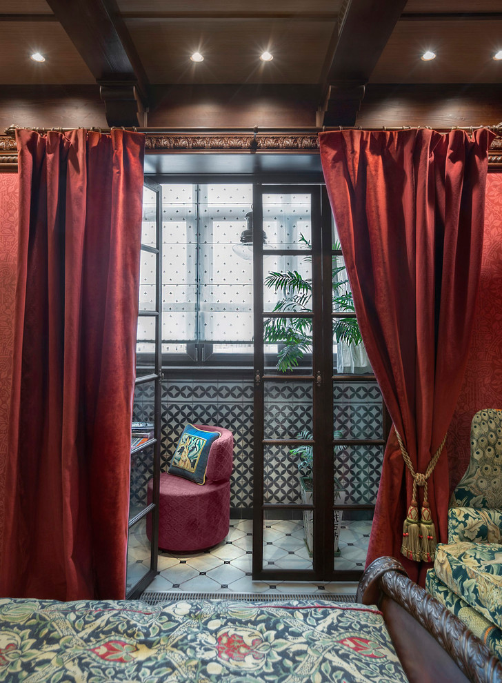 Свежая идея для дизайна: хозяйская спальня среднего размера в викторианском стиле с красными стенами, темным паркетным полом и коричневым полом - отличное фото интерьера