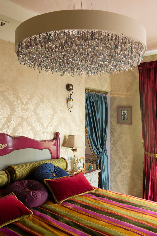 Kleines Eklektisches Hauptschlafzimmer mit beiger Wandfarbe in Moskau
