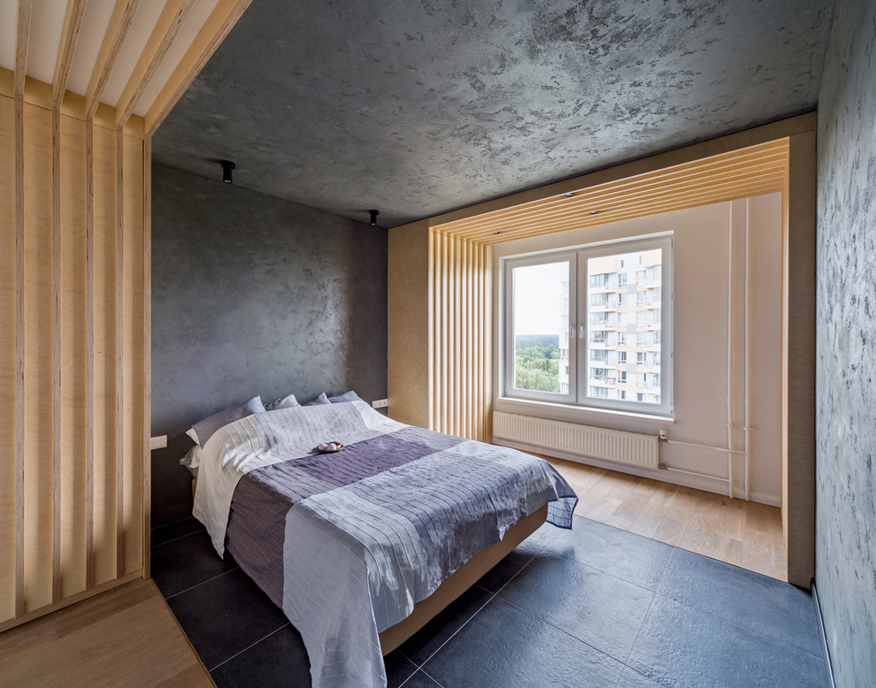 Großes Modernes Hauptschlafzimmer mit grauer Wandfarbe, Porzellan-Bodenfliesen und schwarzem Boden in Moskau