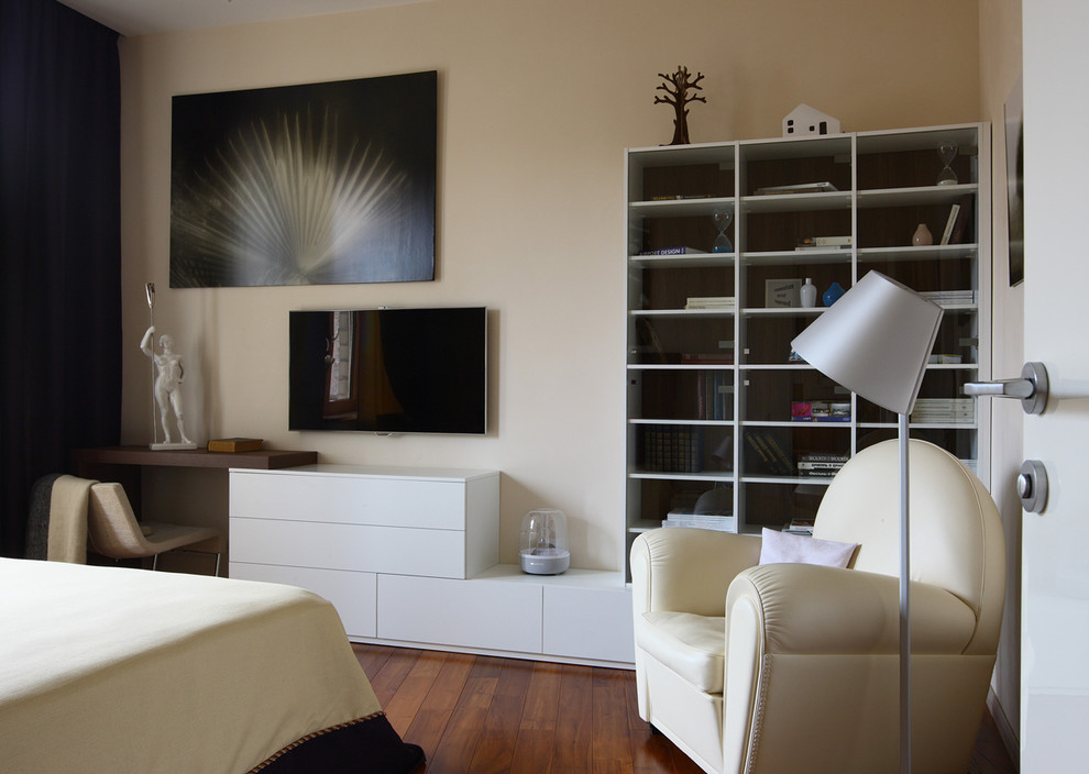 Foto di una camera matrimoniale design di medie dimensioni con pareti beige, parquet scuro e pavimento marrone