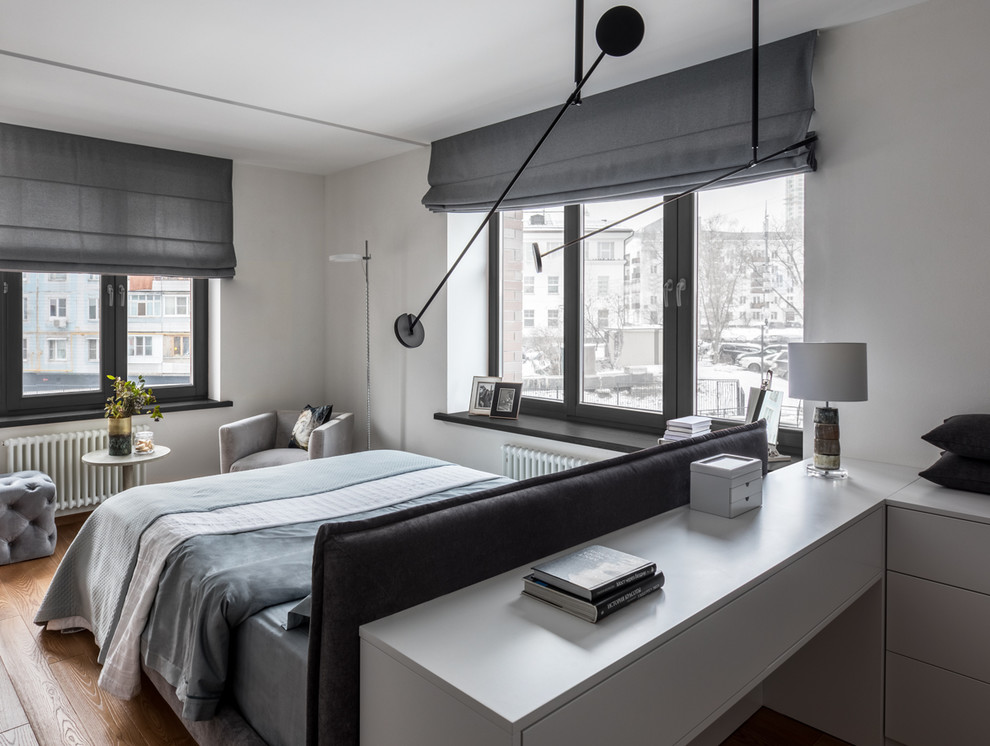 Идея дизайна: хозяйская спальня среднего размера в современном стиле с белыми стенами, паркетным полом среднего тона, коричневым полом и кроватью в нише