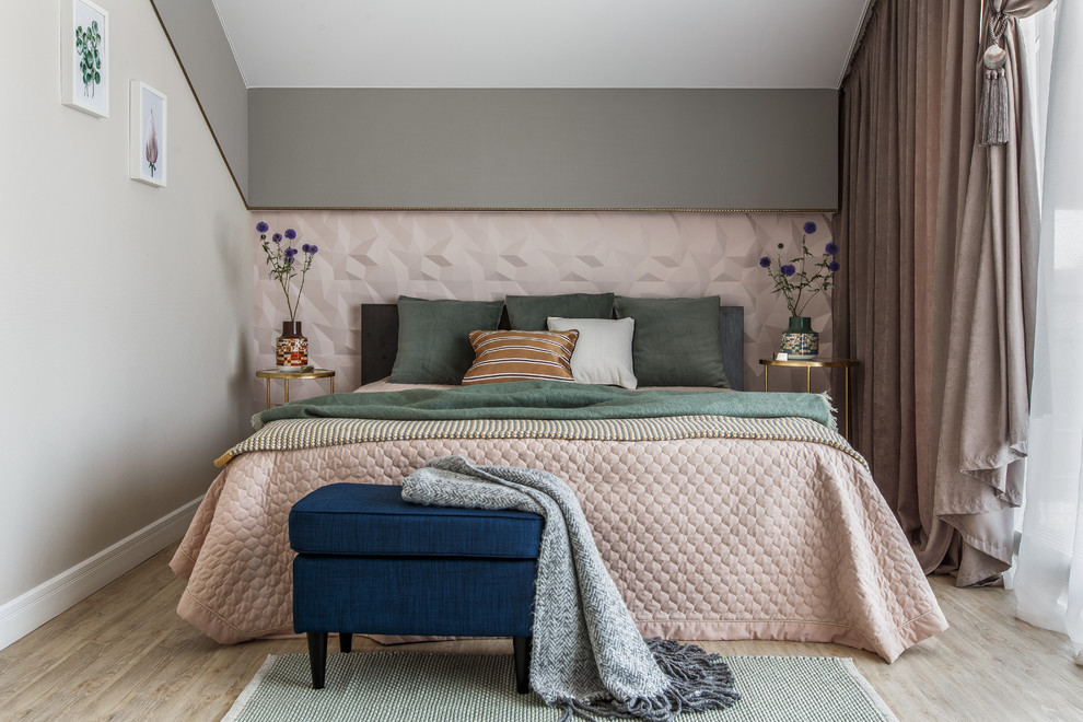 Mittelgroßes Klassisches Schlafzimmer mit grauer Wandfarbe, hellem Holzboden und beigem Boden in Sonstige
