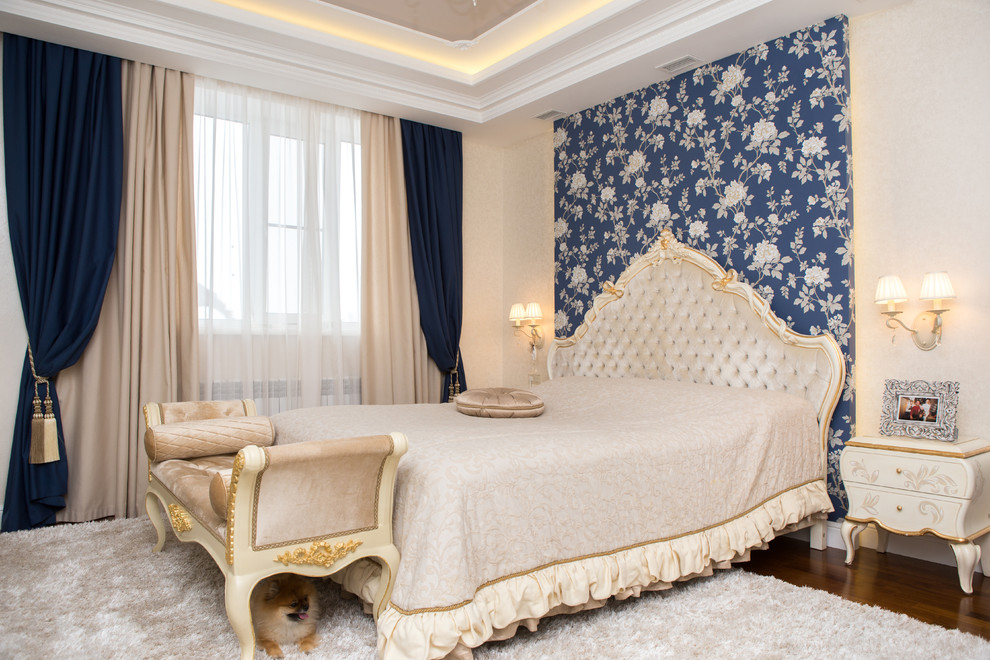 Mittelgroßes Klassisches Hauptschlafzimmer ohne Kamin mit beiger Wandfarbe, dunklem Holzboden und braunem Boden in Moskau