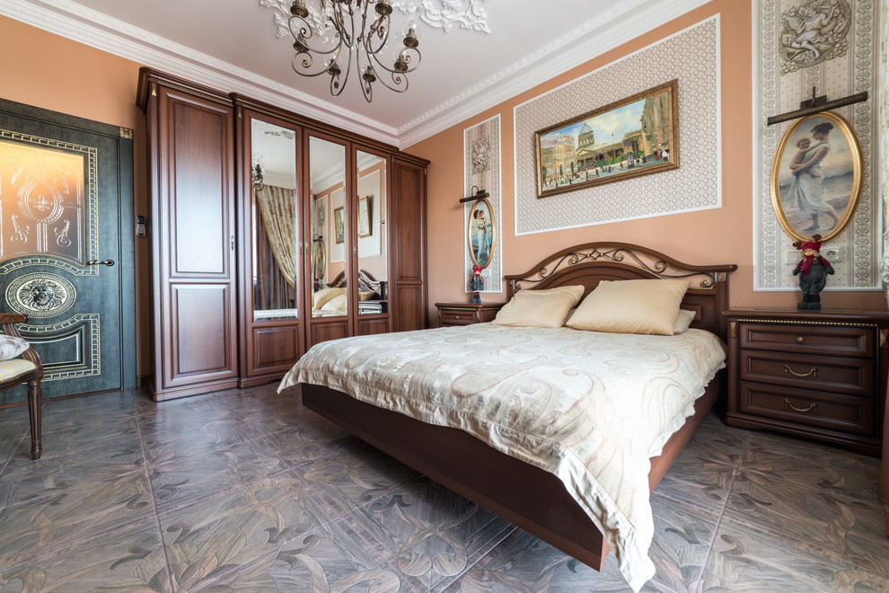 Свежая идея для дизайна: большая хозяйская спальня в классическом стиле с бежевыми стенами, полом из керамической плитки и коричневым полом - отличное фото интерьера
