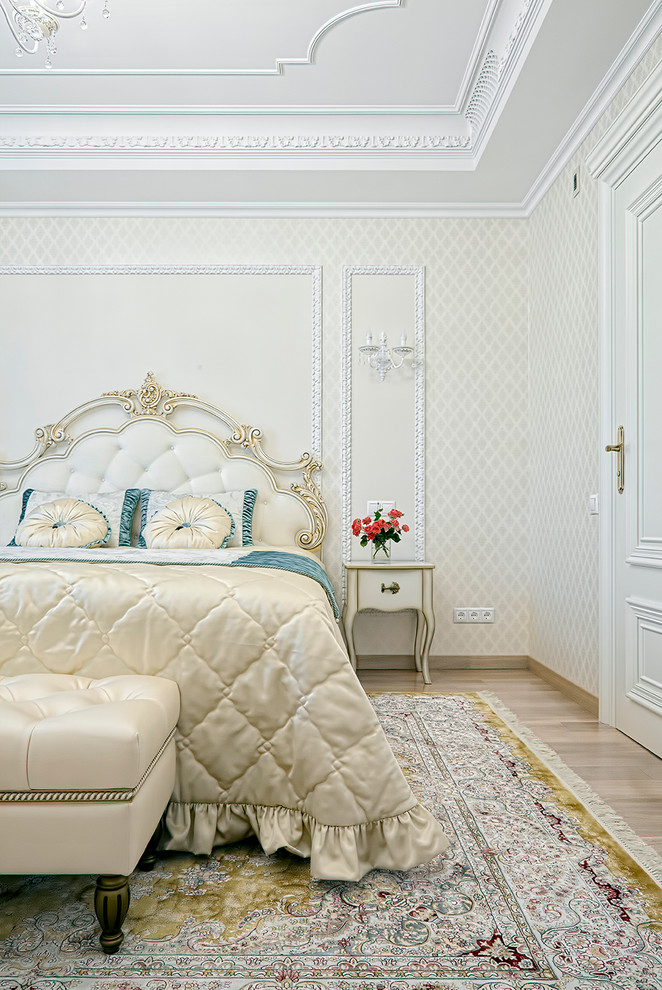Inspiration pour une chambre parentale traditionnelle de taille moyenne avec un mur beige, parquet clair et aucune cheminée.