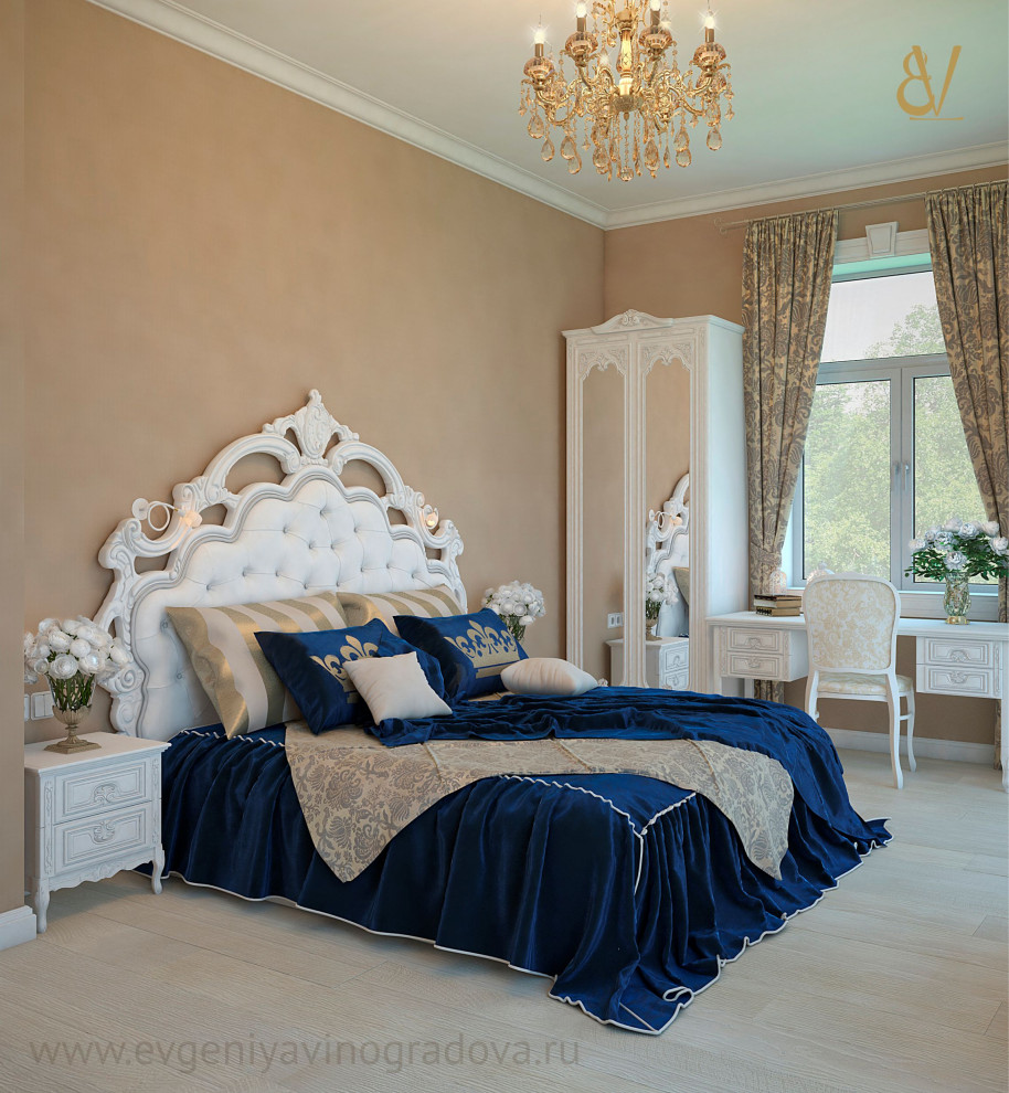 Imagen de dormitorio principal clásico con paredes beige, suelo de madera en tonos medios, todas las chimeneas, marco de chimenea de yeso y suelo beige