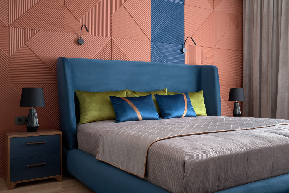 Diseño de dormitorio principal contemporáneo de tamaño medio con suelo de madera clara, suelo beige, paredes multicolor y panelado