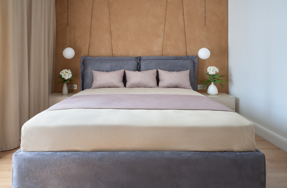 Стильный дизайн: спальня в современном стиле с белыми стенами, светлым паркетным полом и бежевым полом - последний тренд