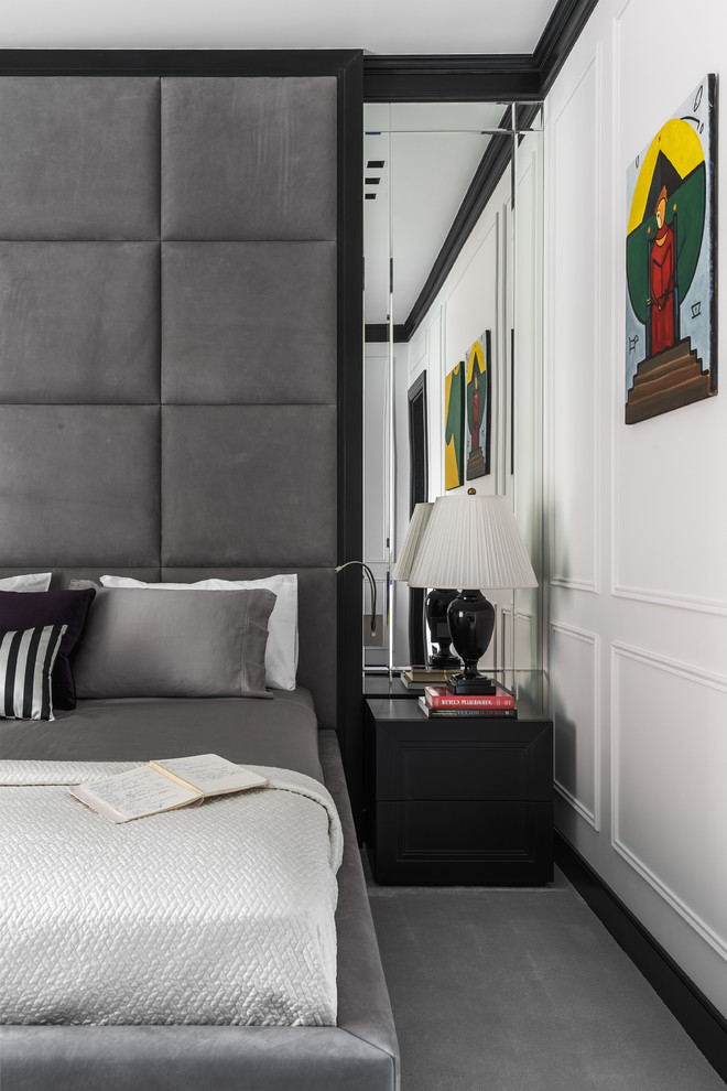 На фото: хозяйская спальня среднего размера в стиле неоклассика (современная классика) с белыми стенами, ковровым покрытием и серым полом