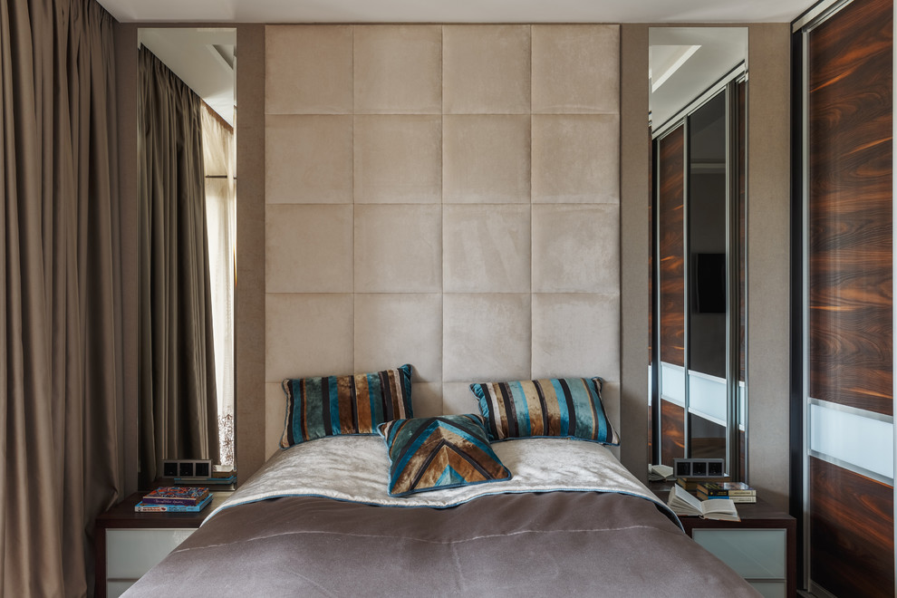 На фото: хозяйская спальня среднего размера в современном стиле с полом из винила, коричневыми стенами и кроватью в нише без камина