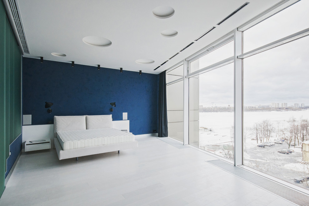 На фото: огромная хозяйская спальня в современном стиле с синими стенами с