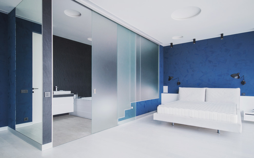 Источник вдохновения для домашнего уюта: большая хозяйская спальня в современном стиле с синими стенами