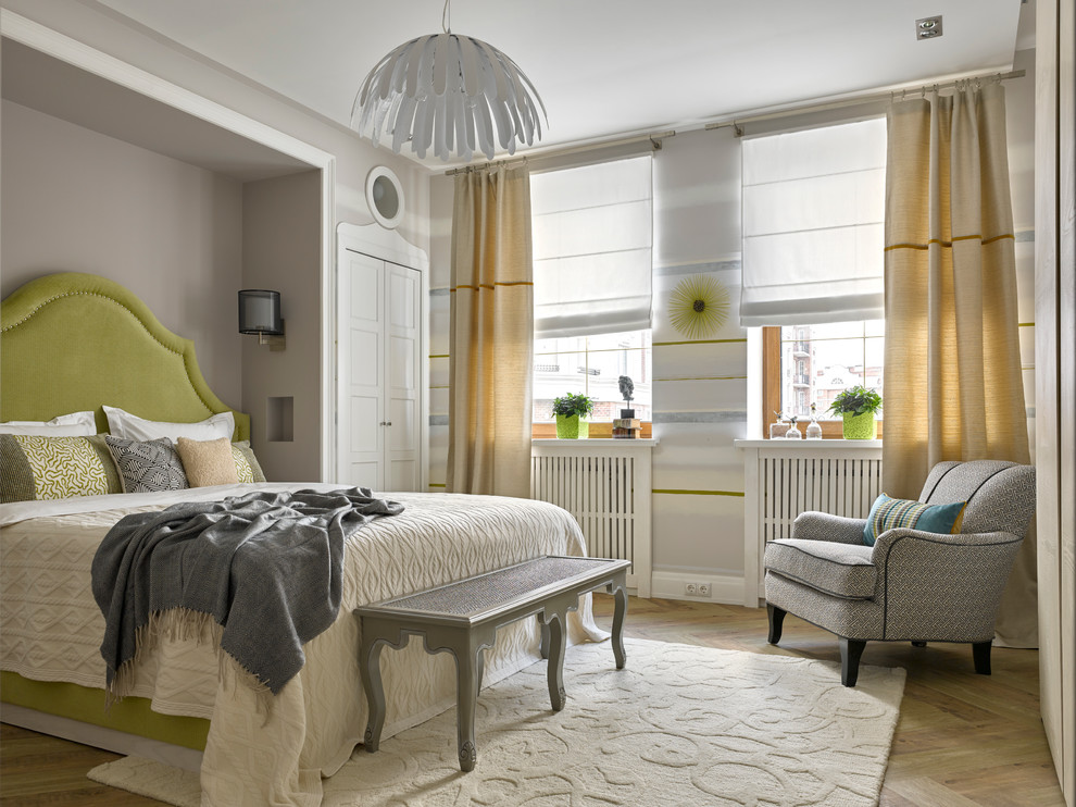 На фото: хозяйская спальня в классическом стиле с серыми стенами, светлым паркетным полом и бежевым полом с