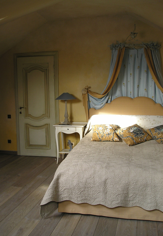 На фото: маленькая спальня в средиземноморском стиле для на участке и в саду