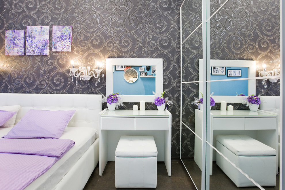 Стильный дизайн: маленькая хозяйская спальня в современном стиле с синими стенами, полом из ламината и коричневым полом для на участке и в саду - последний тренд