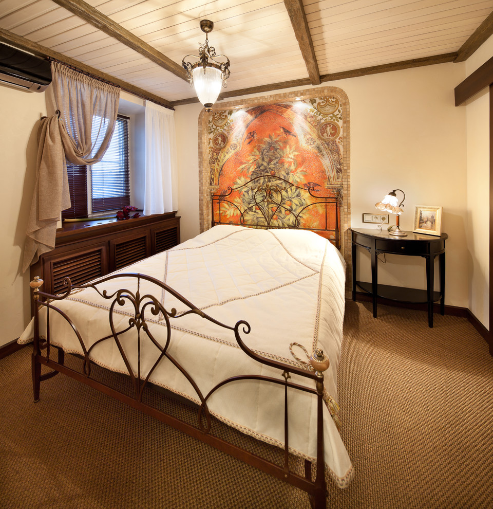 Mediterranes Gästezimmer ohne Kamin mit Teppichboden und beiger Wandfarbe in Sonstige