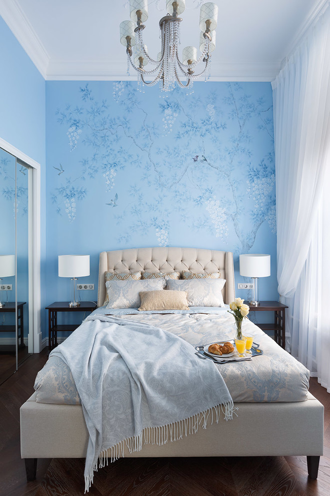 Cette image montre une petite chambre parentale traditionnelle avec parquet foncé, un mur bleu et un sol marron.