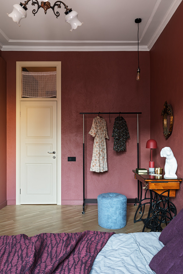 Imagen de dormitorio principal clásico renovado de tamaño medio con paredes rojas y suelo beige