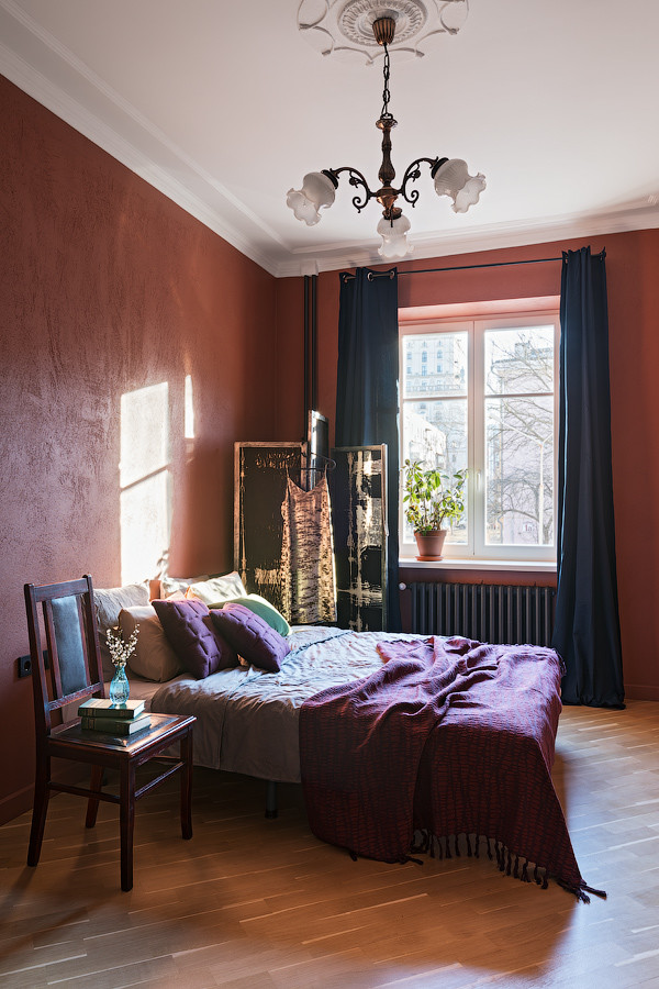 На фото: хозяйская спальня среднего размера в стиле неоклассика (современная классика) с красными стенами и бежевым полом