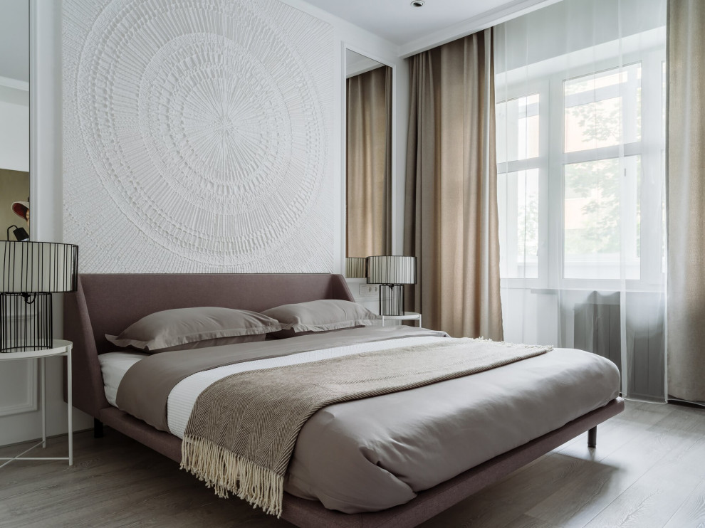 Nordisches Schlafzimmer mit weißer Wandfarbe, hellem Holzboden und beigem Boden in Moskau