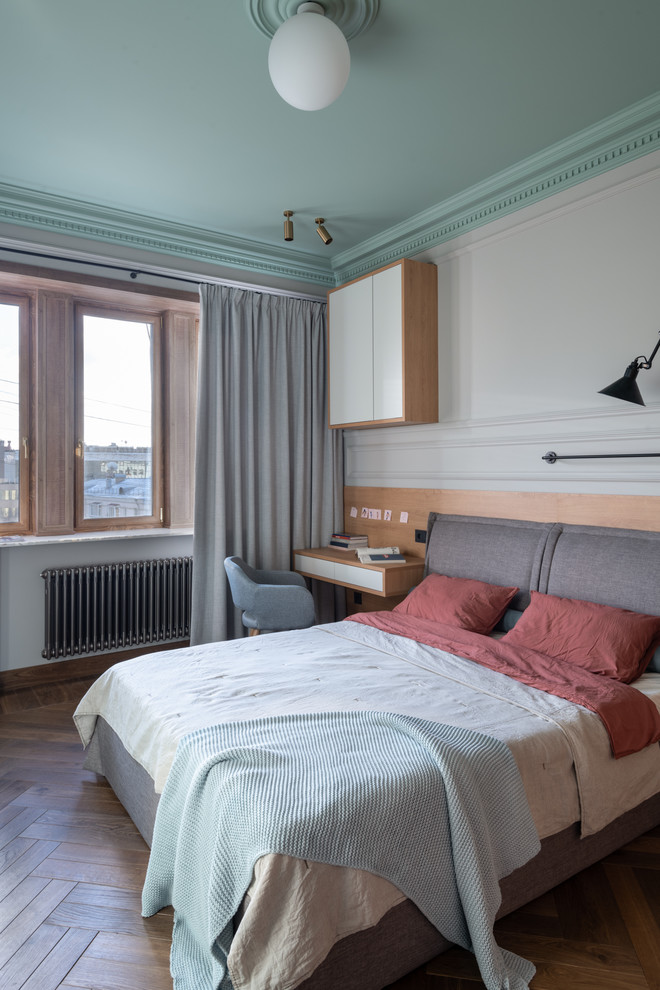 Mittelgroßes Modernes Hauptschlafzimmer mit weißer Wandfarbe, braunem Holzboden und braunem Boden in Sonstige