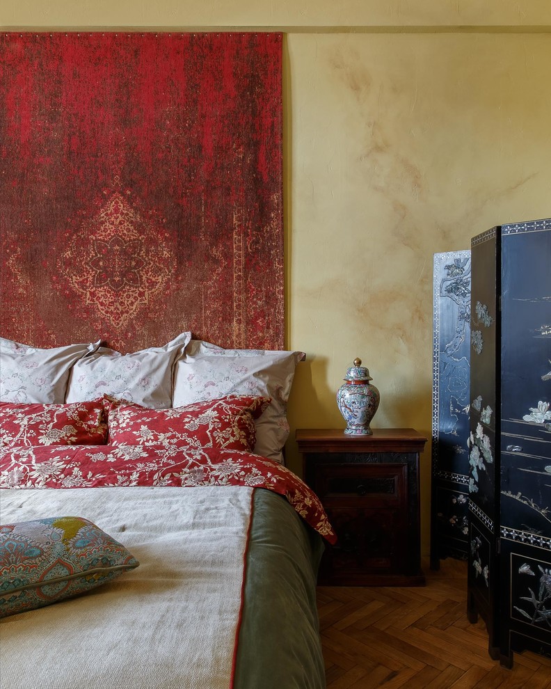 Mittelgroßes Asiatisches Hauptschlafzimmer mit beiger Wandfarbe, braunem Holzboden und beigem Boden in Moskau