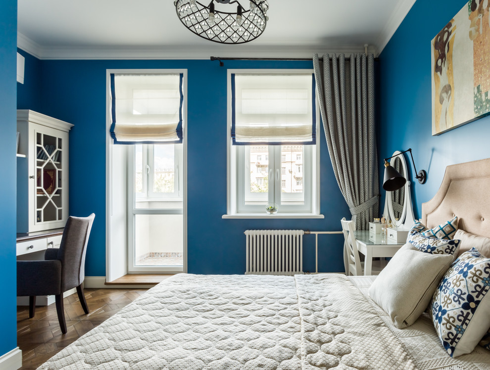 Свежая идея для дизайна: хозяйская спальня среднего размера в стиле неоклассика (современная классика) с синими стенами, паркетным полом среднего тона, коричневым полом и многоуровневым потолком без камина - отличное фото интерьера
