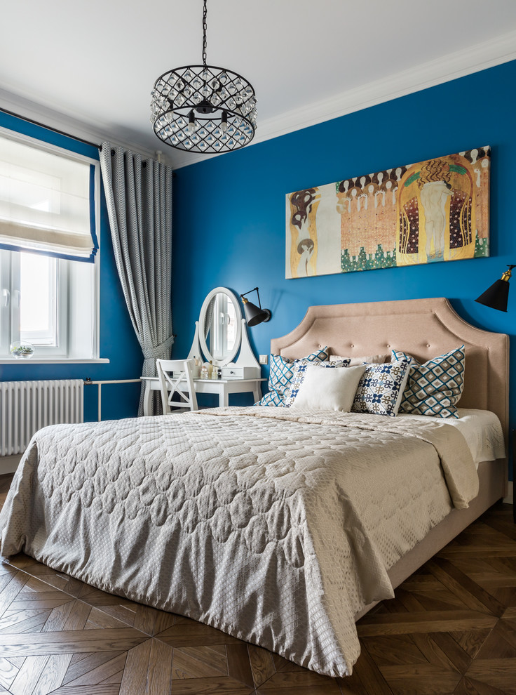 На фото: хозяйская спальня среднего размера в стиле неоклассика (современная классика) с синими стенами, темным паркетным полом, коричневым полом и многоуровневым потолком без камина