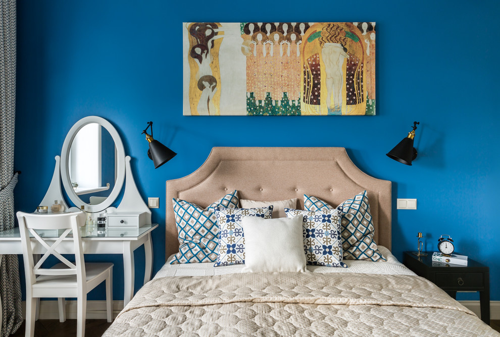 Cette photo montre une chambre parentale chic de taille moyenne avec un mur bleu, parquet foncé, aucune cheminée, un sol marron et un plafond décaissé.