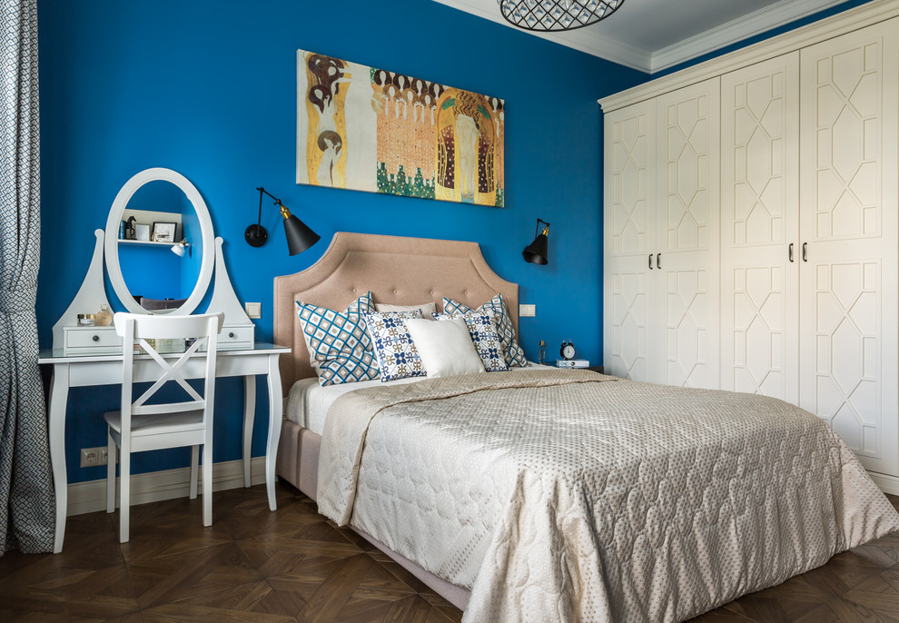 Mittelgroßes Klassisches Hauptschlafzimmer ohne Kamin mit blauer Wandfarbe, dunklem Holzboden, braunem Boden und Kassettendecke in Moskau