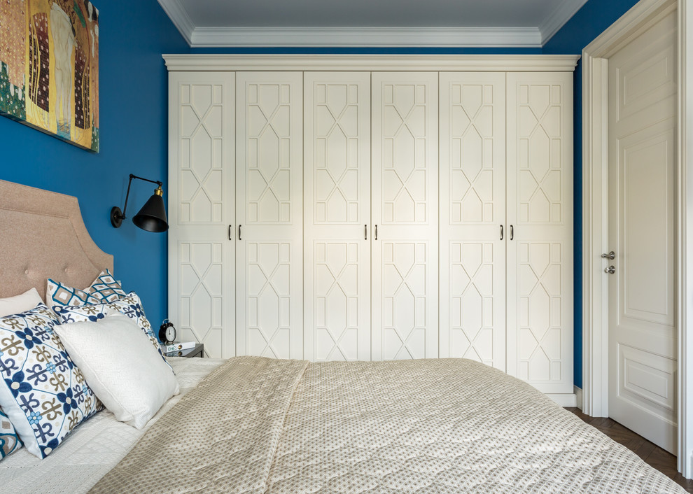 Идея дизайна: хозяйская спальня среднего размера в стиле неоклассика (современная классика) с синими стенами, деревянным полом, коричневым полом и многоуровневым потолком без камина