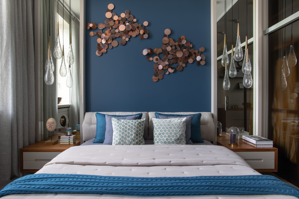 Стильный дизайн: хозяйская спальня среднего размера в стиле неоклассика (современная классика) с синими стенами, паркетным полом среднего тона и бежевым полом - последний тренд