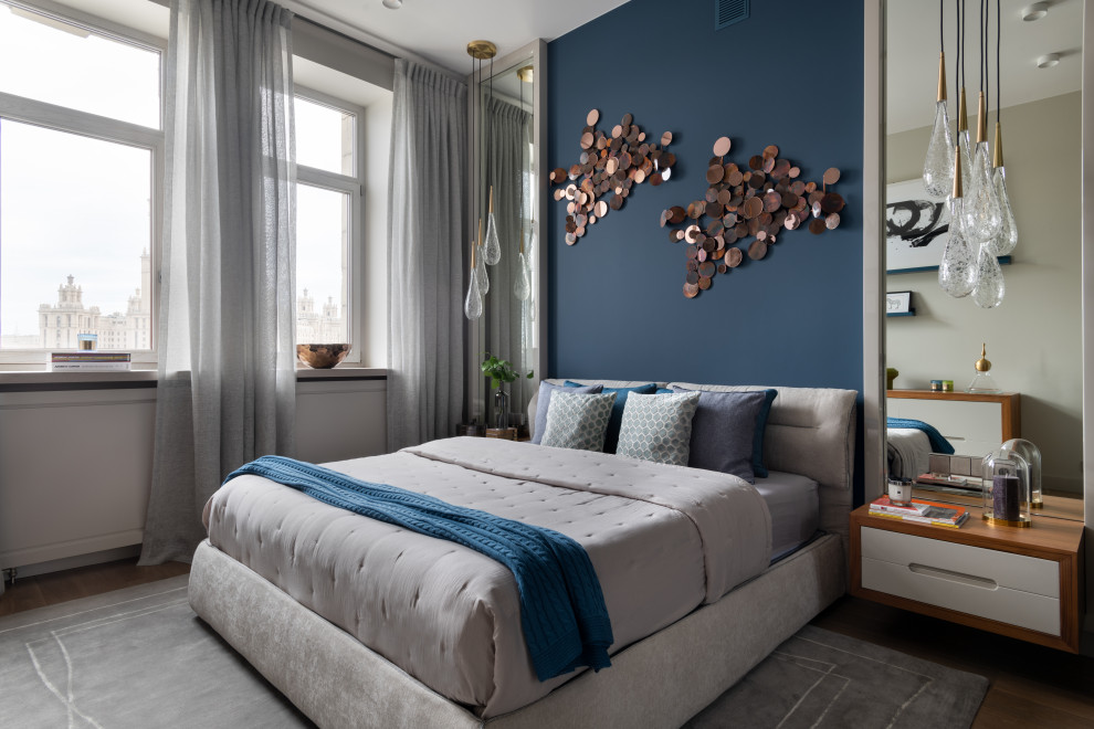モスクワにある中くらいなコンテンポラリースタイルのおしゃれな主寝室 (青い壁、無垢フローリング、暖炉なし、茶色い床) のインテリア