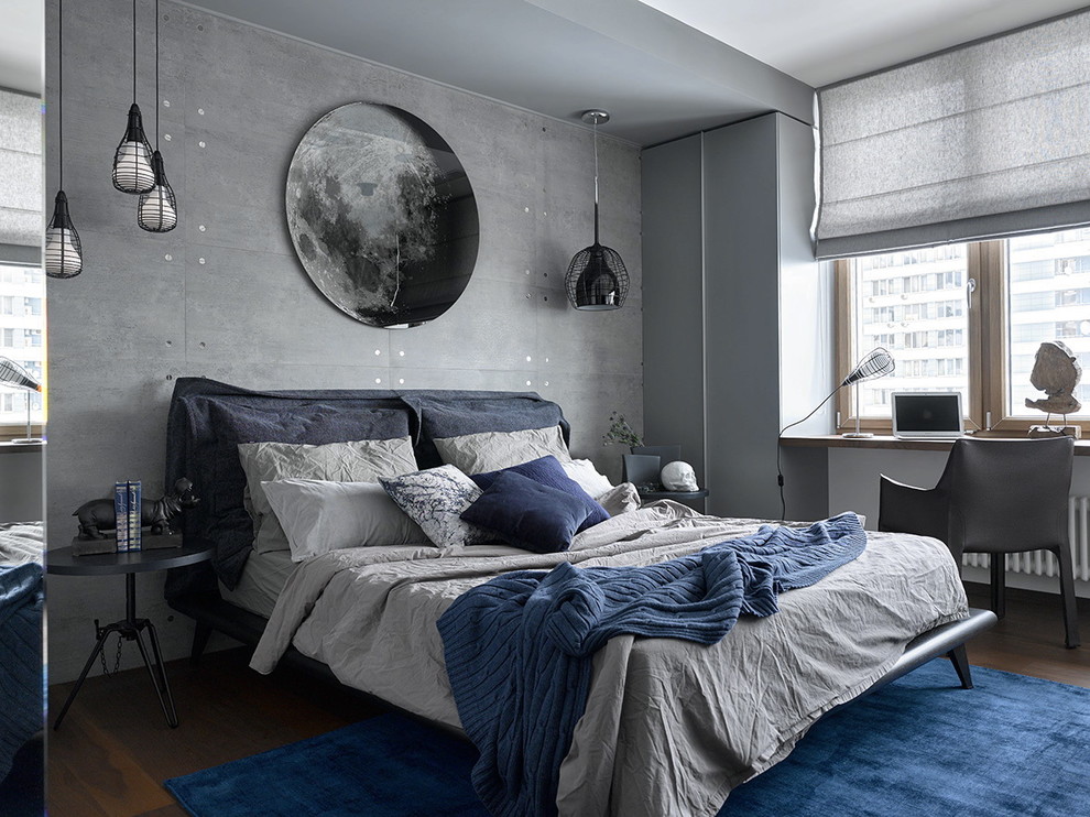 モスクワにある中くらいなコンテンポラリースタイルのおしゃれな寝室 (白い壁、濃色無垢フローリング、茶色い床)