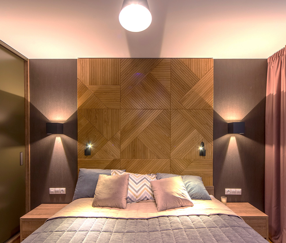 Источник вдохновения для домашнего уюта: хозяйская спальня среднего размера с желтыми стенами и деревянным полом