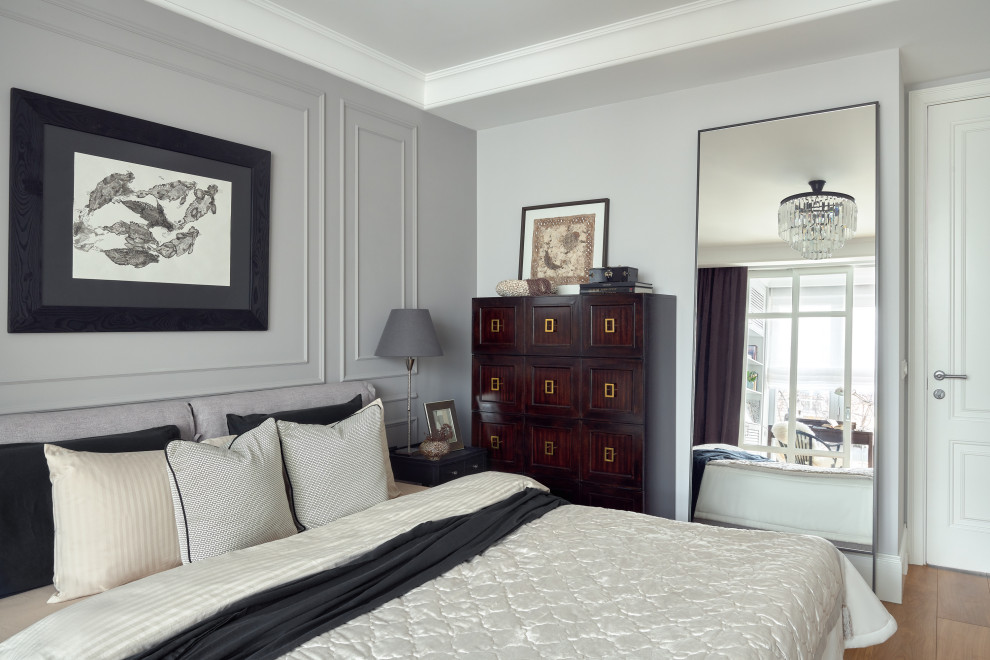 На фото: спальня в стиле неоклассика (современная классика) с серыми стенами, паркетным полом среднего тона и коричневым полом с