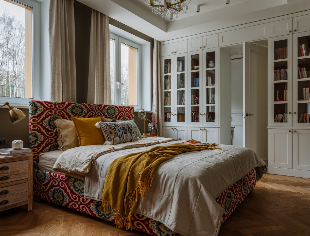 Ejemplo de dormitorio escandinavo con paredes blancas, suelo de madera en tonos medios, suelo marrón y bandeja
